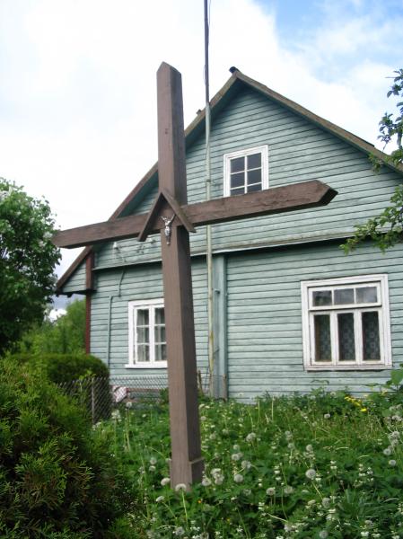 Kryžius Leonoros Vaičiulienės sodyboje, Galkų kaime